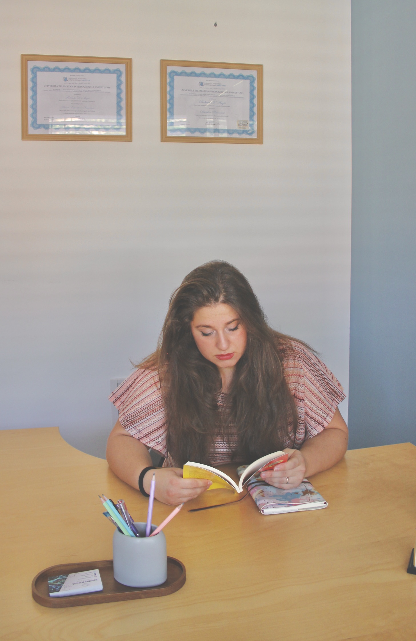 La psicologa Roberta D'Angiò alla scrivania del suo studio di psicologia a Gubbio