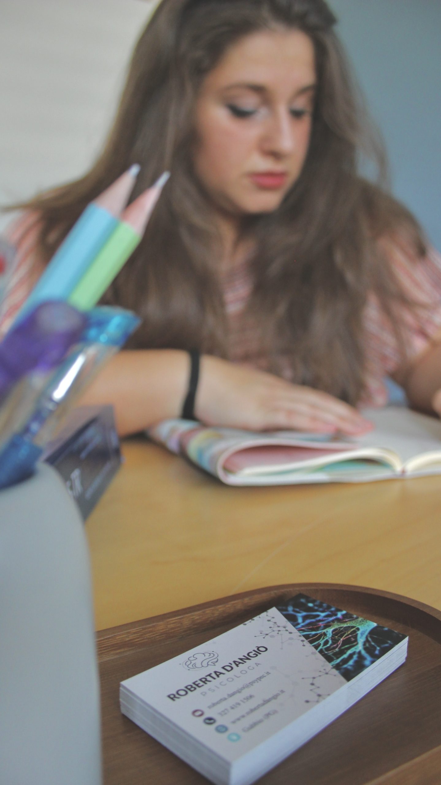 La psicologa Roberta D'Angiò con il tablet usato nel tutoraggio DSA a Gubbio